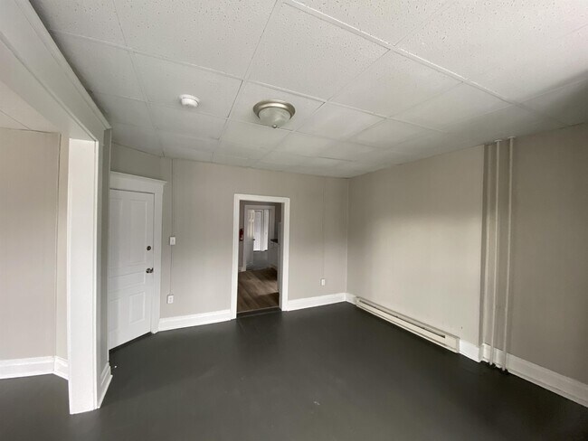 Building Photo - 208 W Main St