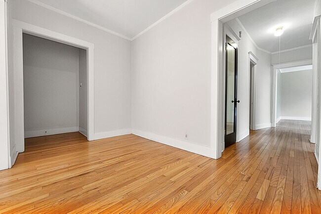 Foto del edificio - Large 3-bed/1-bath Apartment in the Heart of Rogers Park!