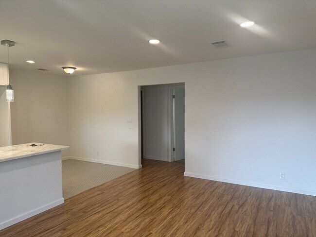 Foto del edificio - Updated Solar Home!