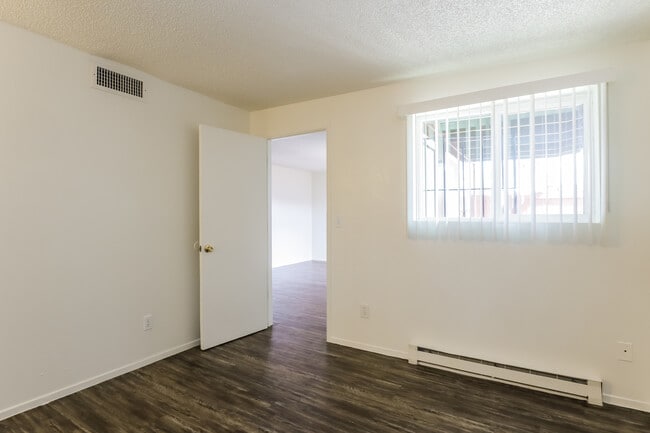 Building Photo - Alvernon Plaza