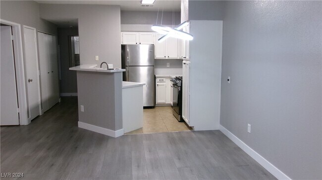 Foto del edificio - 5415 W Harmon Ave