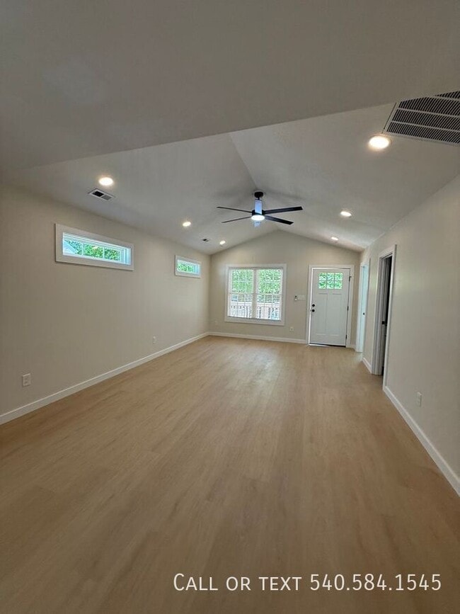 Foto del edificio - 3323 Collingwood St NE