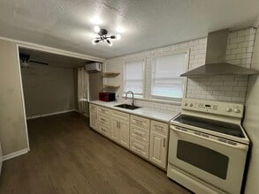 Building Photo - 1550 Robin St