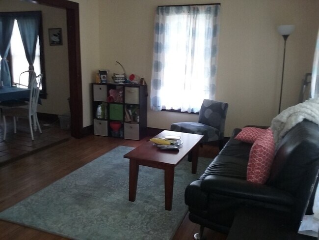 Sala de estar - 1221 Packard St