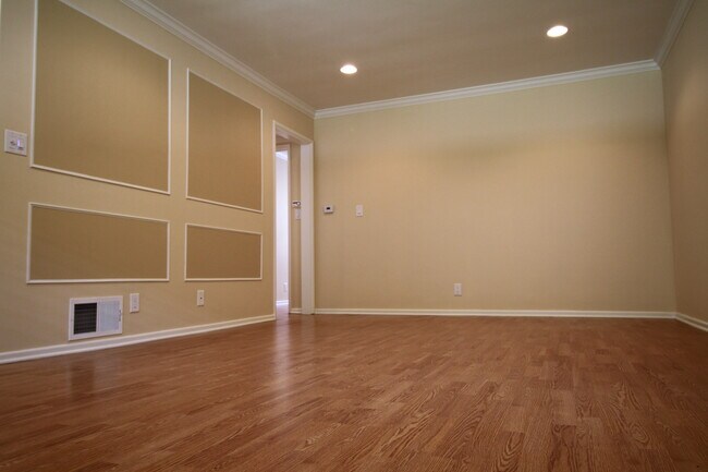 Building Photo - 364 Cliff Dr