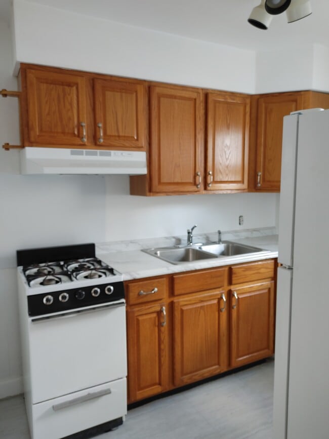 Kitchen - 3837 Beach Ave