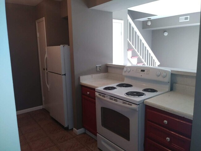 Building Photo - 1362 S Glen Cir