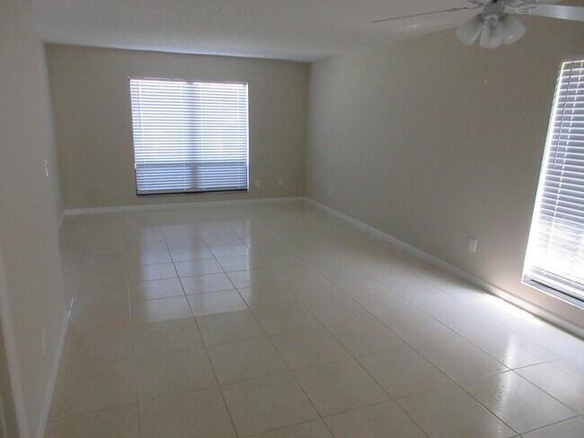 Building Photo - 324 Sandtree Dr