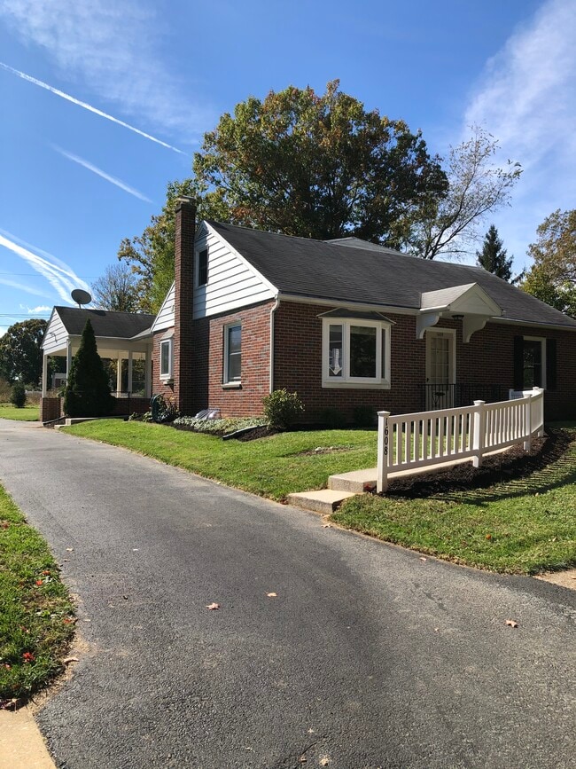 Building Photo - 1608 Linden Ave