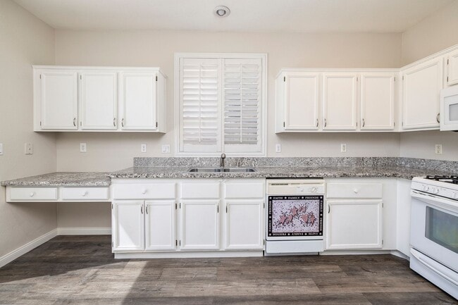 Foto del edificio - Single Story Home @ Buffalo/Desert Inn  1 Story - 2 Bedrooms + Den