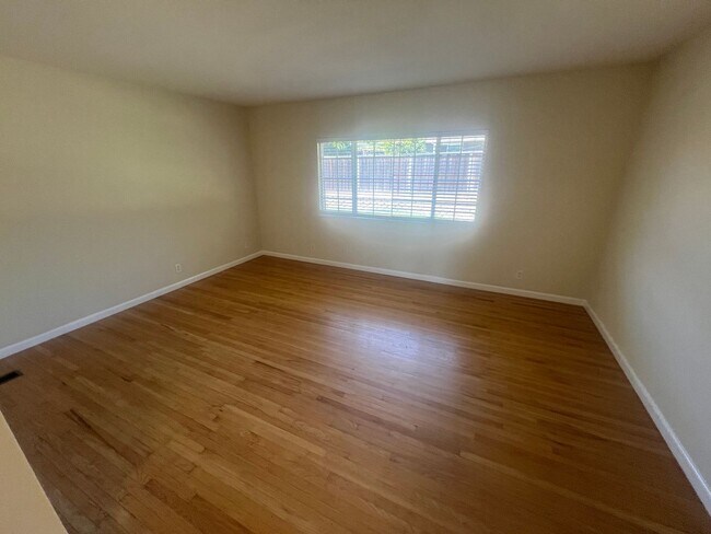 Foto del edificio - Spacious 4 bed 2 bath home in Fremont. Exc...