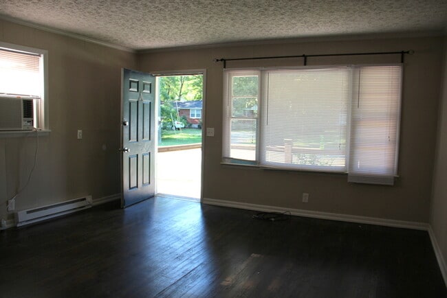 Building Photo - 2 Bedroom / 2 Bath Apartment with w/d hookups in East Nashville!