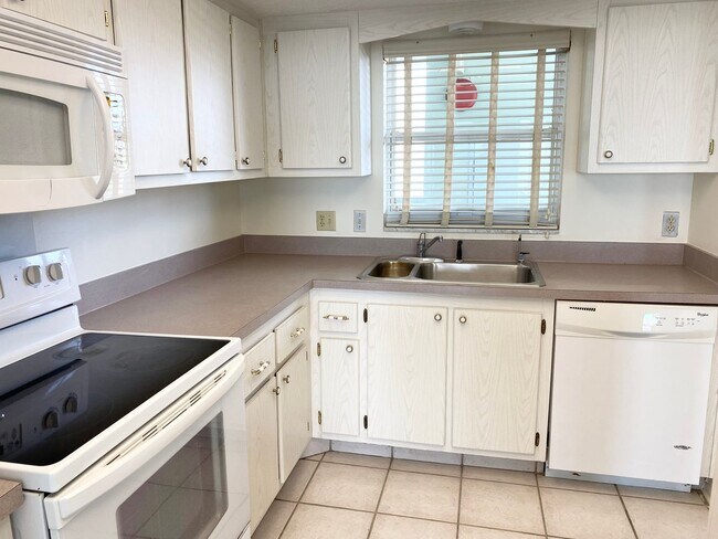 Foto del edificio - (55+) Beautiful 2Bed/2Bath Condo on Honeym...