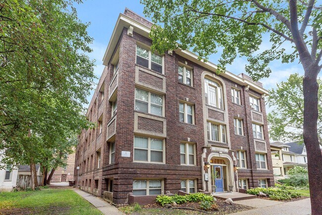 Building Photo - 2216 Harriet Ave
