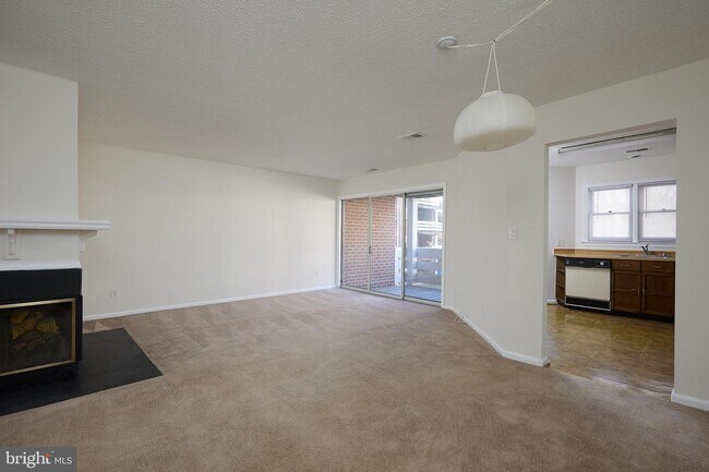 Foto del edificio - 7600 Lakeside Village Dr