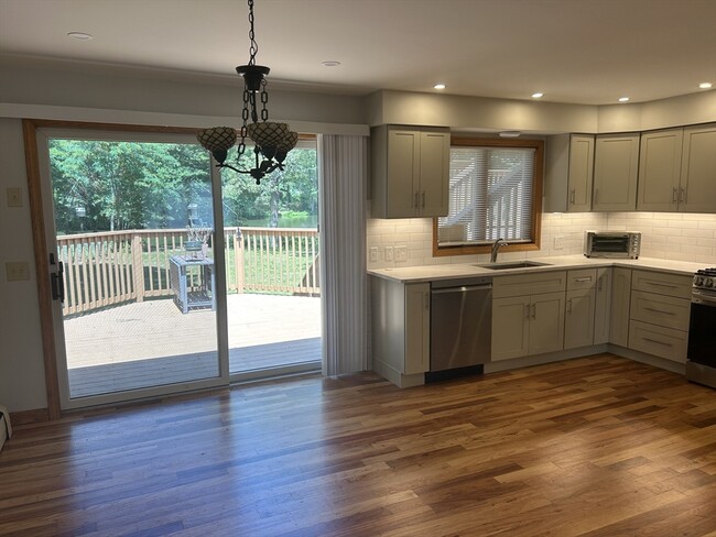 Building Photo - 20 Breeze Dr