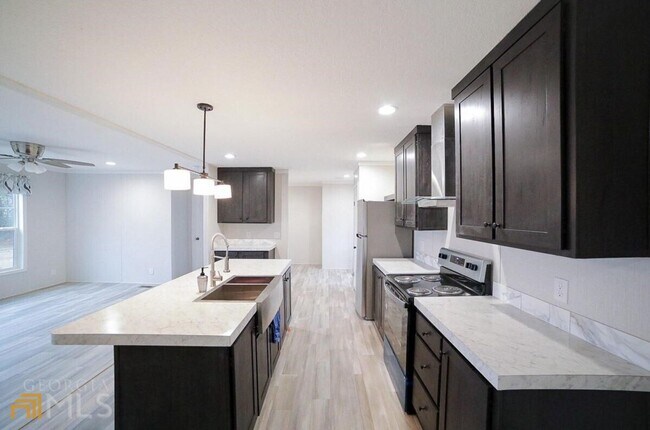 Foto del edificio - Spacious 4-Bedroom Home with Lawn Maintena...