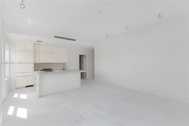 Foto del edificio - 2421 Lake Pancoast Dr