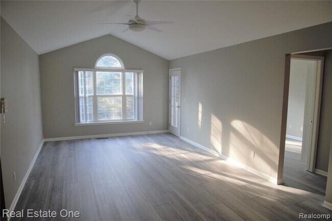 Foto del edificio - 5400 Pine Aires Dr