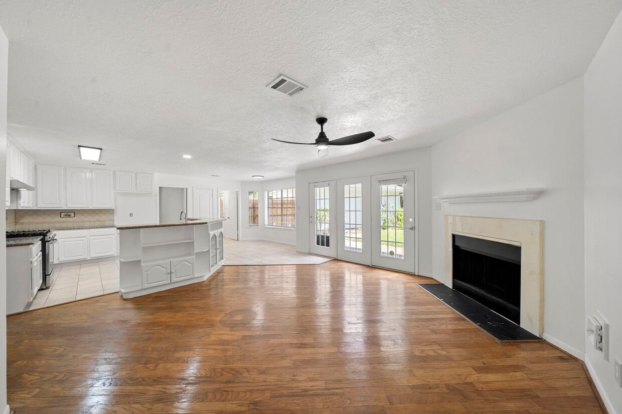 Primary Photo - 2406 Parkwood Ln
