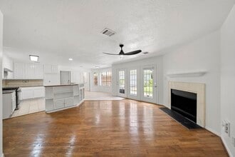 Building Photo - 2406 Parkwood Ln