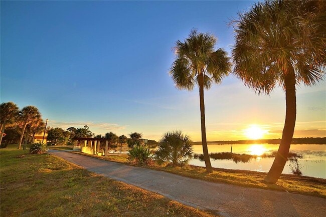 Foto del edificio - 10260 Turkey Lake Rd