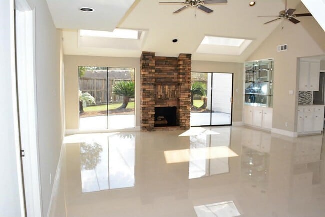 Foto del edificio - 2127 Manor Green Dr