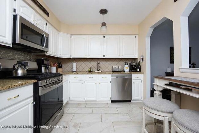 Building Photo - 8 Hemlock Ct