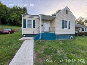 Building Photo - 909 Rockland Ave NW