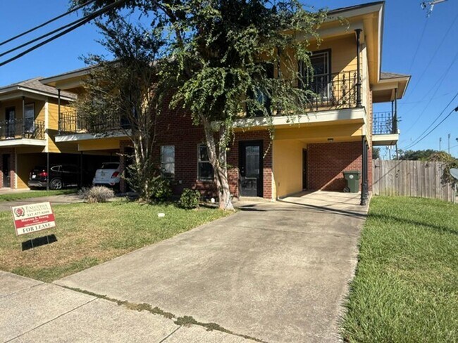 Foto del edificio - Updated 2-Bed Townhouse Steps from McNeese...