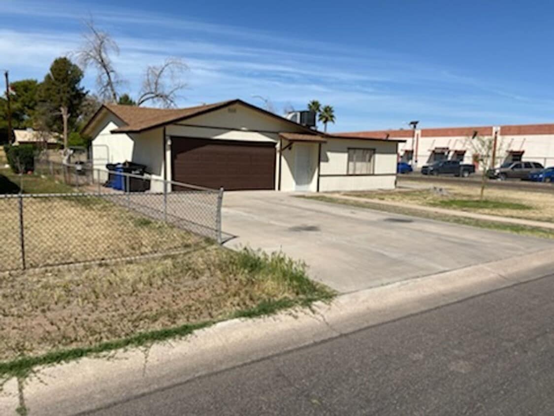 Move-In Ready & Modern: Fully Remodeled 4BD with Massive Yard - Move-In Ready & Modern: Fully Remodeled 4BD with Massive Yard