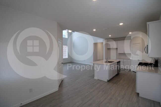 Building Photo - 9945 Little Tree Ln