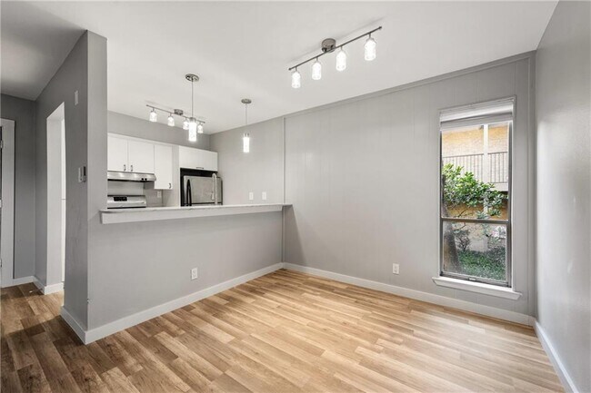 Foto del edificio - 3431 N Hills Dr
