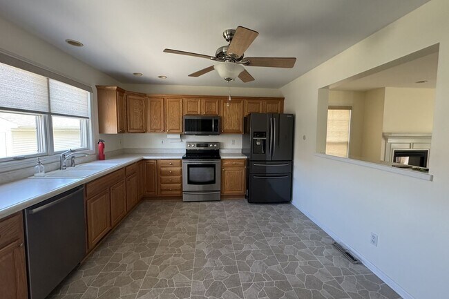 Foto del edificio - MOVE-IN SPECIAL! $500 OFF FIRST MONTH'S RENT! Large Townhome in North Ames
