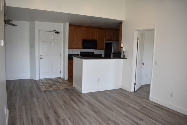 Large kitchen - 7120 Shoreline Dr