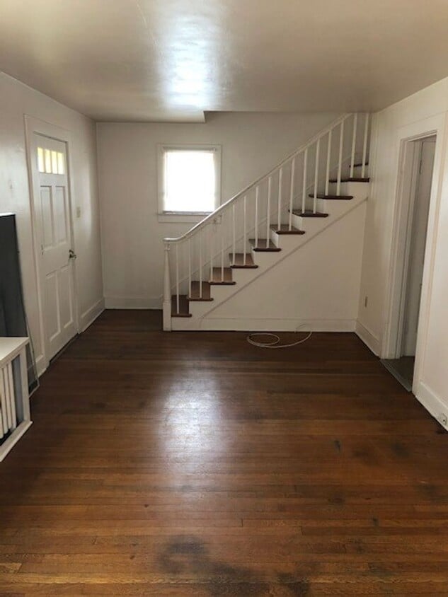 Primary Photo - 3 Bed, 1 Bath Home Conveniently located to...