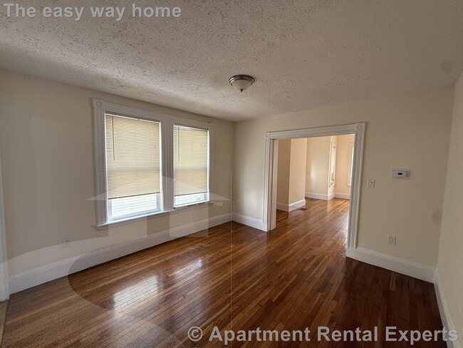 Building Photo - 55 Bonair St