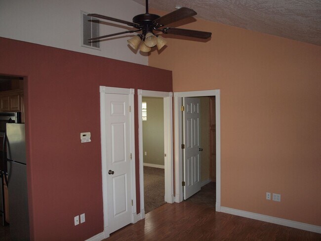 Building Photo - One bedroom apartment with garage