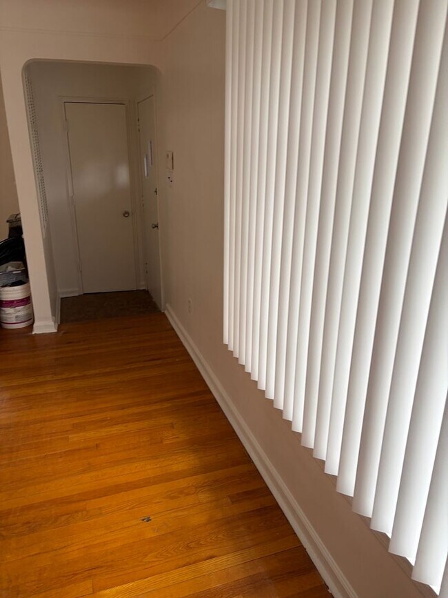 Building Photo - 3 bedroom 1 bath Ranch with basement