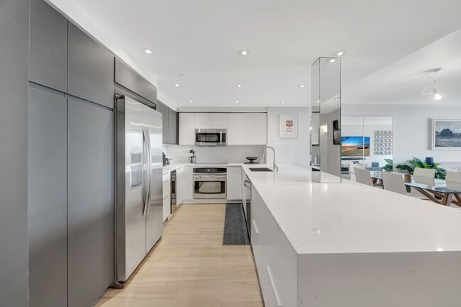 Building Photo - 170 Ocean Lane Dr