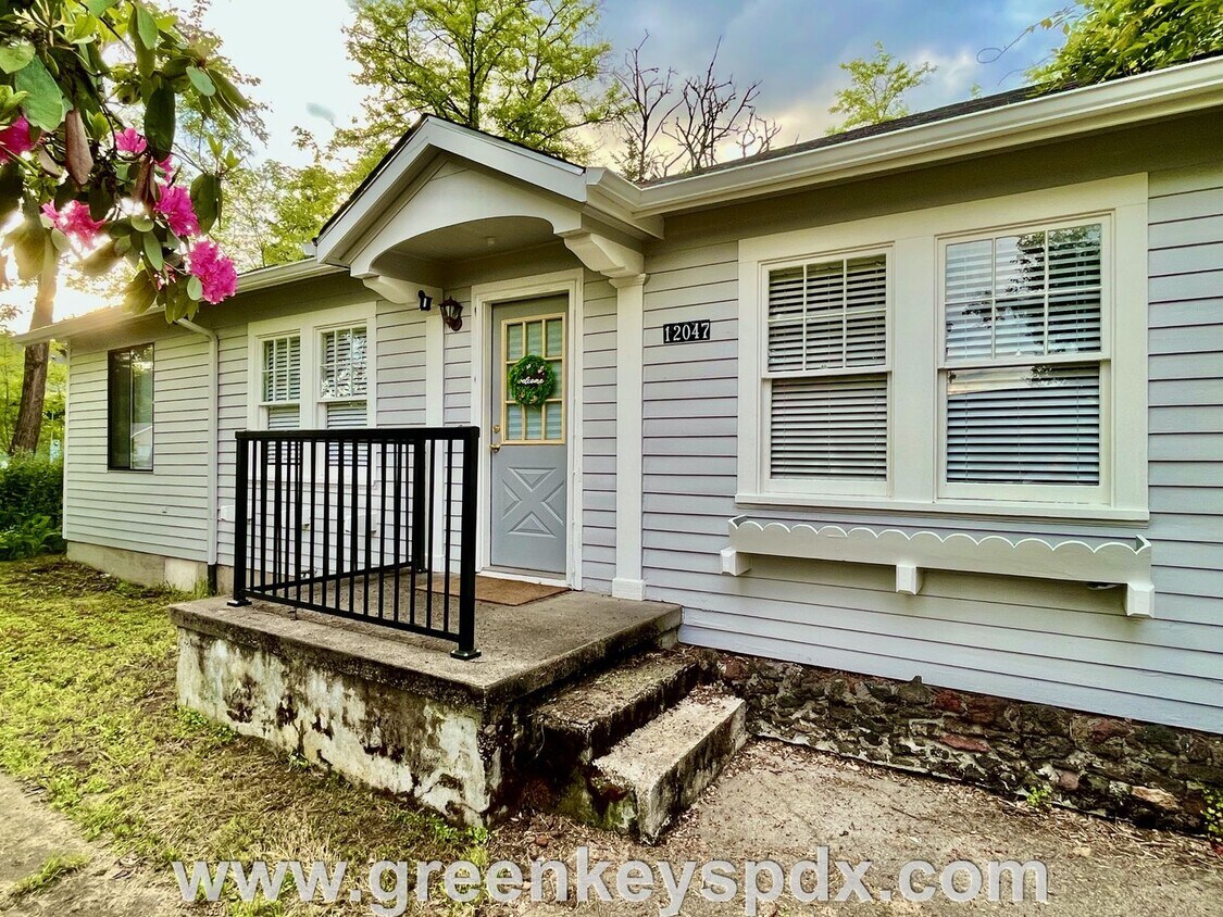 Primary Photo - This 3-bedroom 1-bathroom house has a larg...