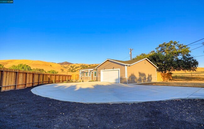 Building Photo - 425 Castle Rock Rd