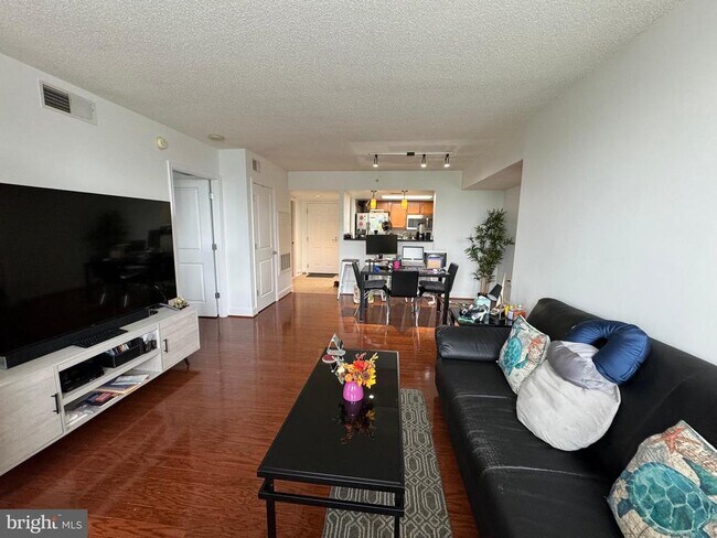 Foto del edificio - 11800 Sunset Hills Rd