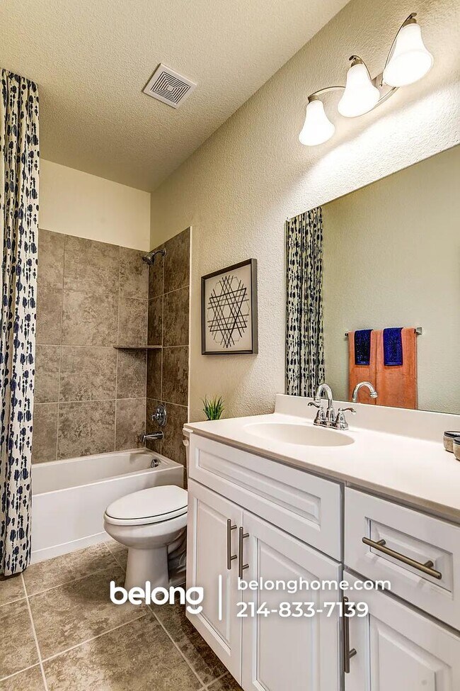 Foto del edificio - 422 Hazeltine Rd