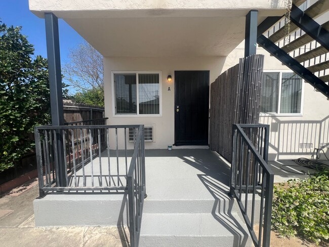 Building Photo - Pine