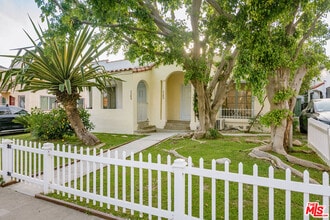 Building Photo - 1145 Poinsettia Dr