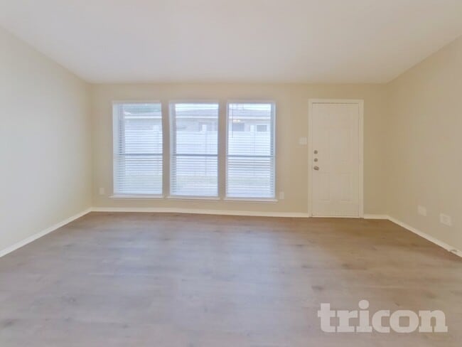 Foto del edificio - 5705 Stone Meadow Ln