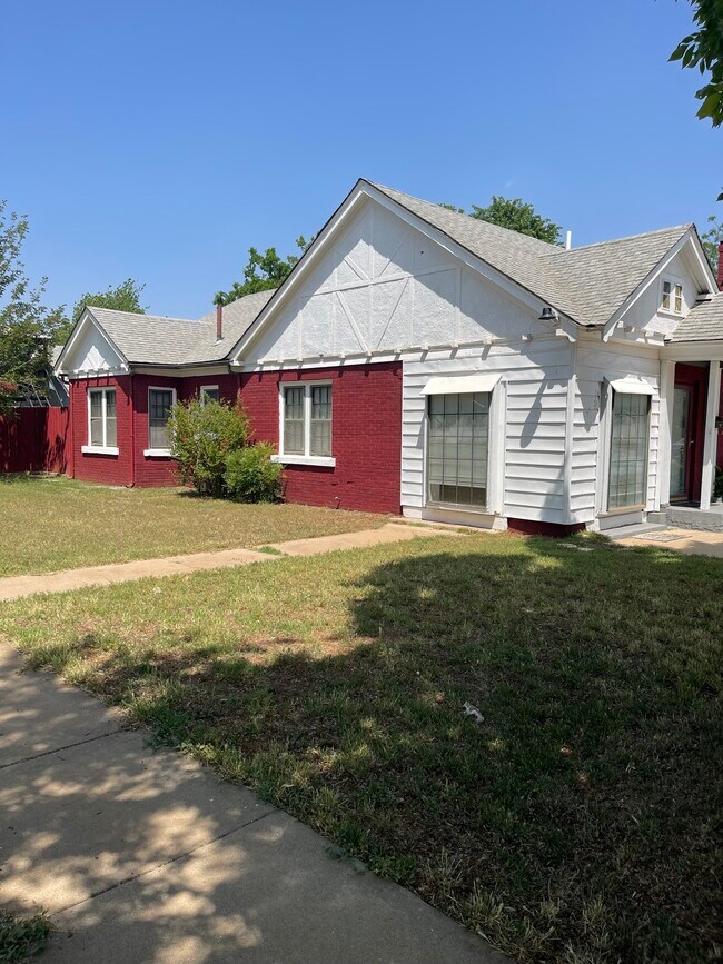 Building Photo - 303 N Julian St