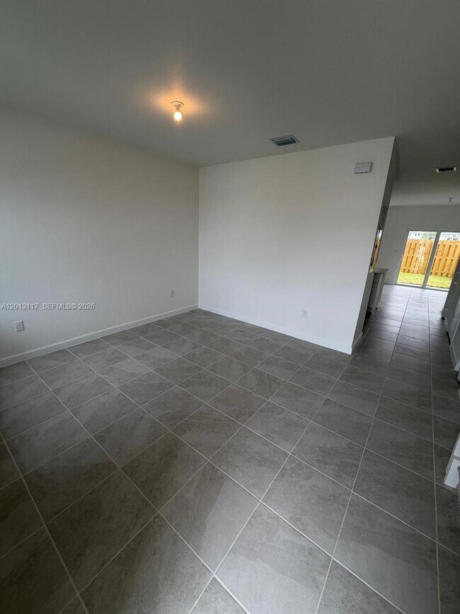 Foto del edificio - 2643 SE 27th St
