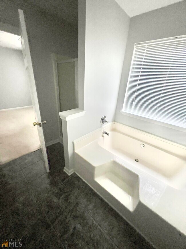 Building Photo - 648 Bellingham Dr